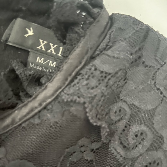 🖤 Lace Blouse (M) - Picture 2 of 3